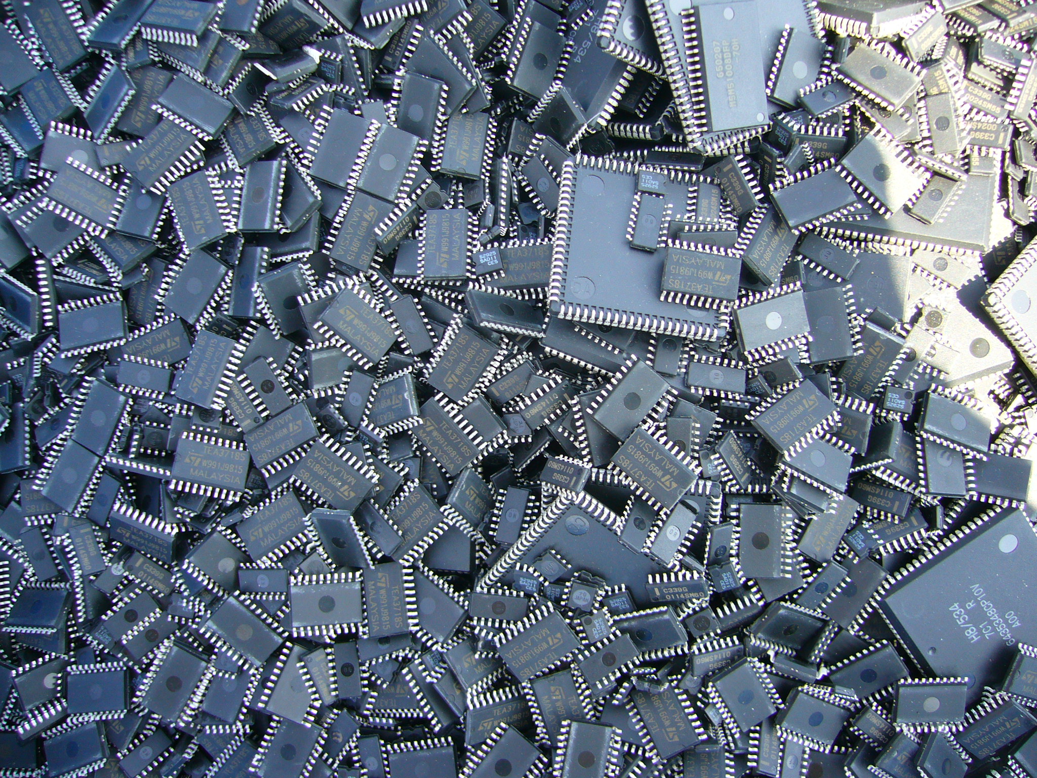 IC・LSI - 取扱金属 | 貴金属スクラップ、非鉄金属スクラップのリサイクル・買取り【花崎⼯業株式会社】